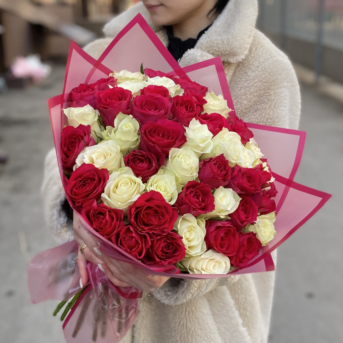 51 бело-малиновая роза микс в упаковке