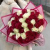 51 бело-малиновая роза микс в упаковке