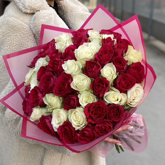 51 бело-малиновая роза микс в упаковке