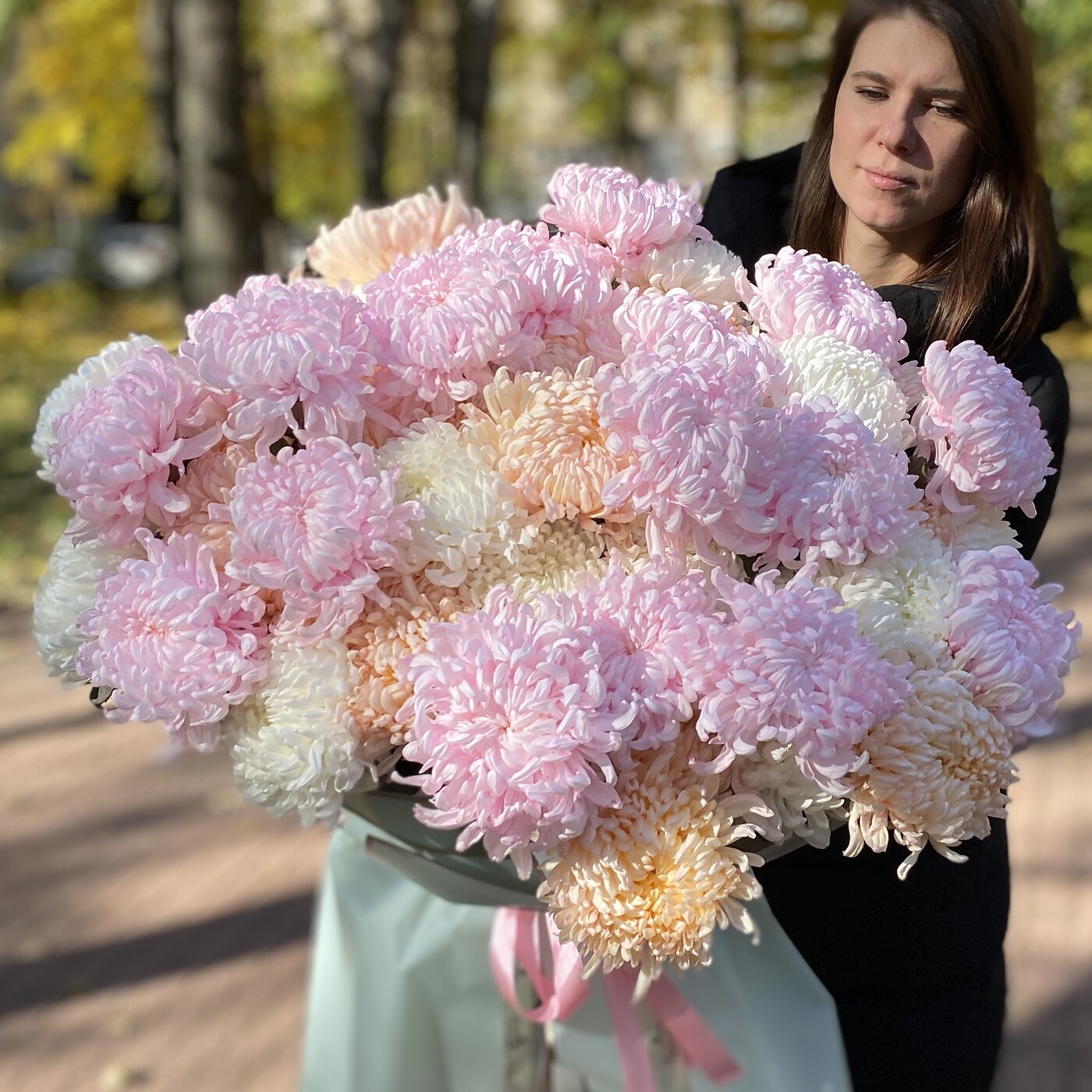 Роскошный букет из разноцветных хризантем до 25000 руб на День Восьмого Марта