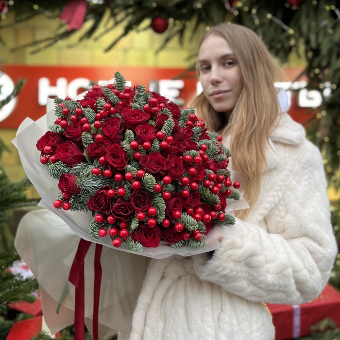 51 красная роза с нобилисом и декором