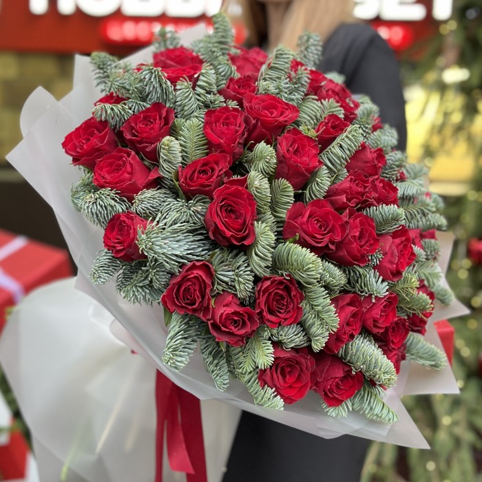 51 красная роза с нобилисом в упаковке