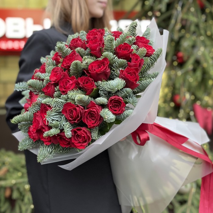 51 красная роза с нобилисом в упаковке
