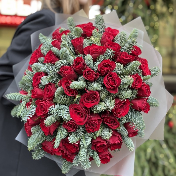 51 красная роза с нобилисом в упаковке