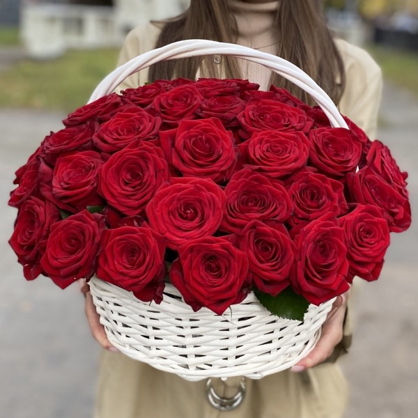 51 ароматная красная роза в корзине