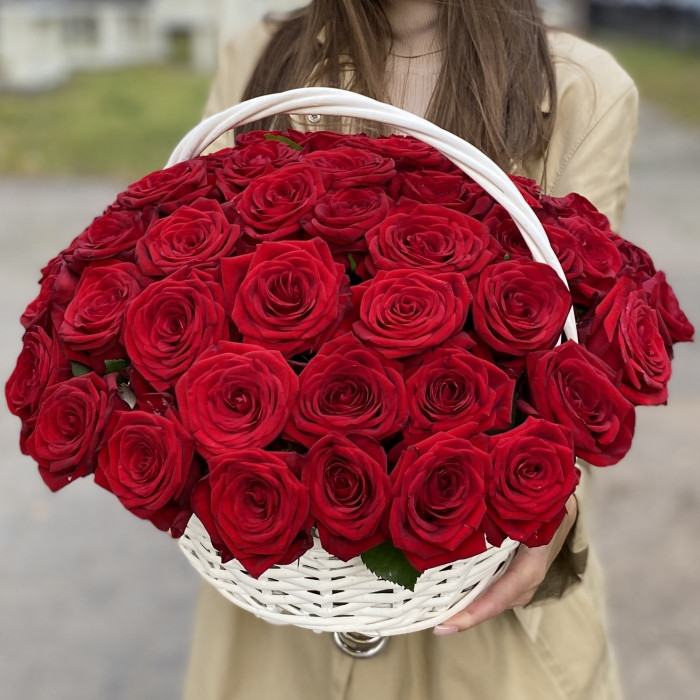 51 ароматная красная роза в корзине