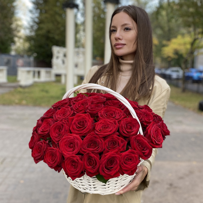 51 ароматная красная роза в корзине