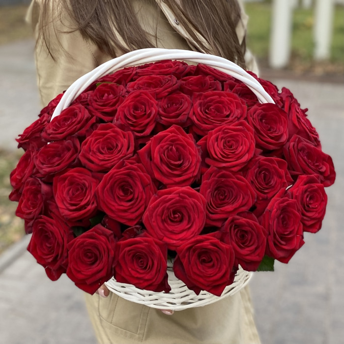 51 ароматная красная роза в корзине