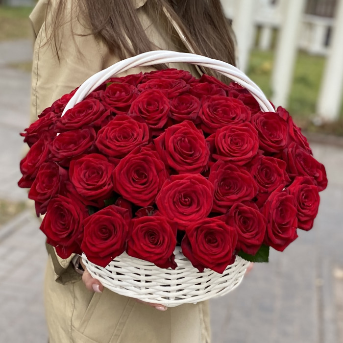 51 ароматная красная роза в корзине