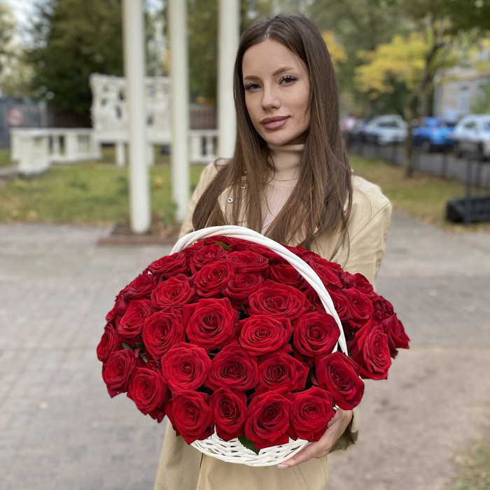 51 ароматная красная роза в корзине