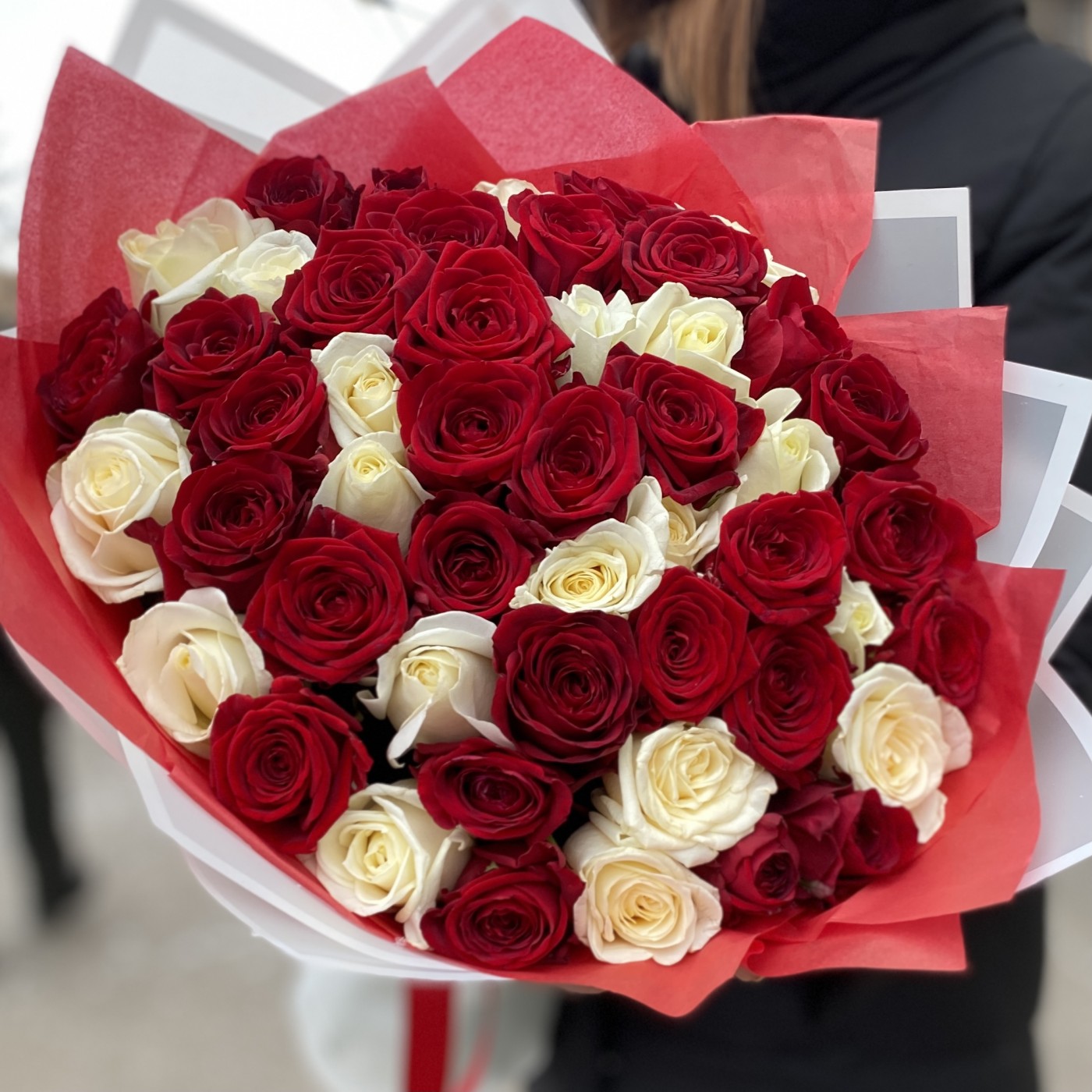 потрясающий букет из красных и белых роз ценой до 8000 рублей