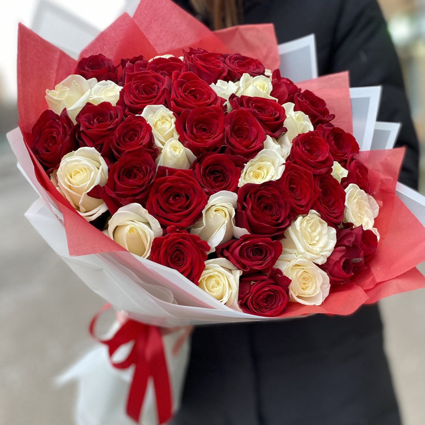 51 длинных красных и белых роз | купить недорого | доставка по Москве и  области
