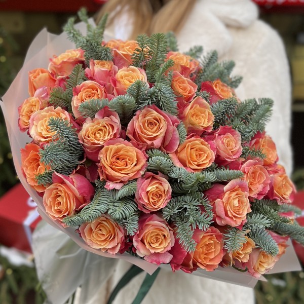 51 красно-оранжевая роза с нобилисом