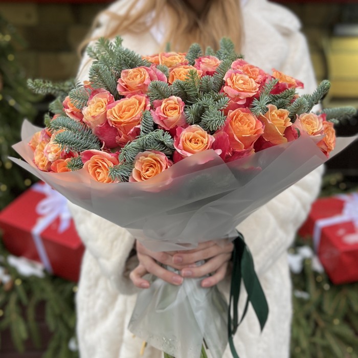 51 красно-оранжевая роза с нобилисом