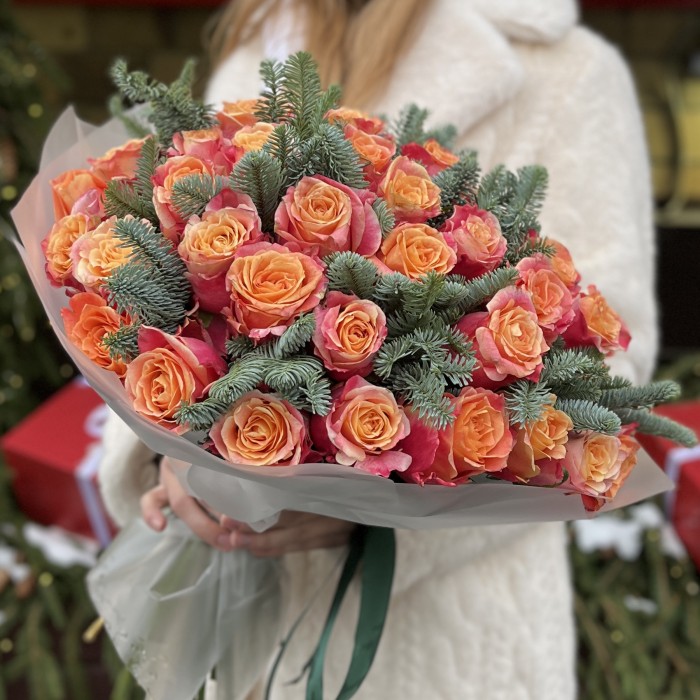 51 красно-оранжевая роза с нобилисом