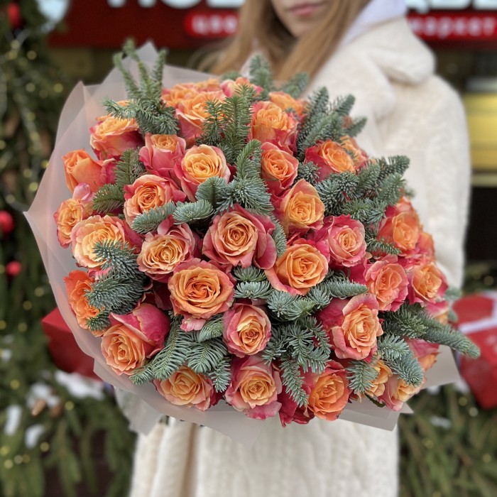 51 красно-оранжевая роза с нобилисом