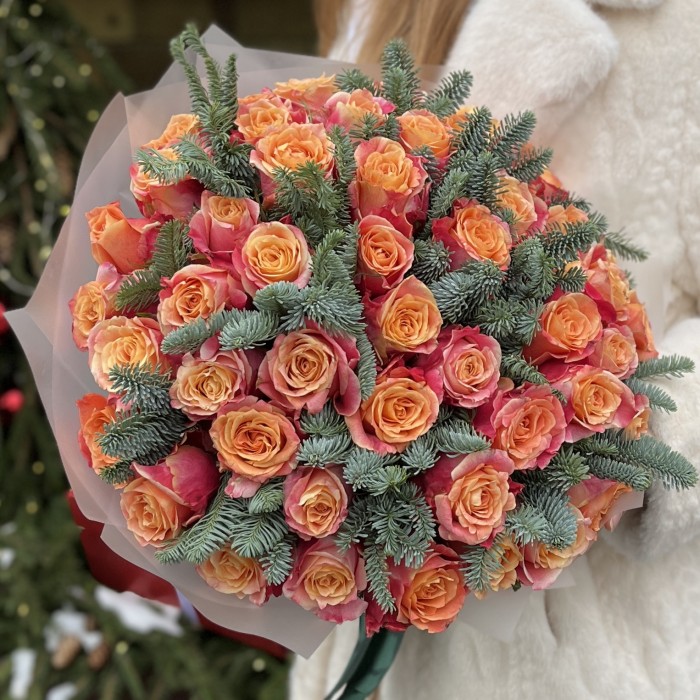 51 красно-оранжевая роза с нобилисом