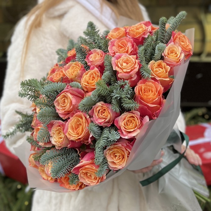 51 красно-оранжевая роза с нобилисом