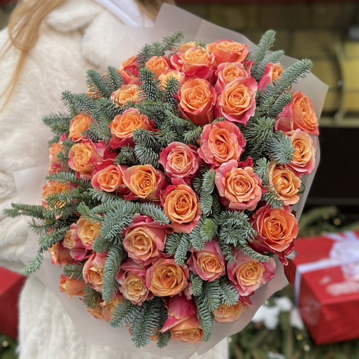 51 красно-оранжевая роза с нобилисом