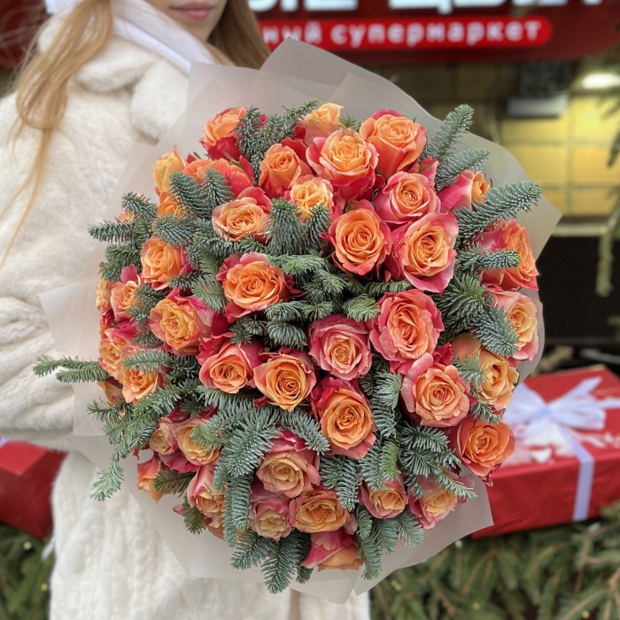 51 красно-оранжевая роза с нобилисом