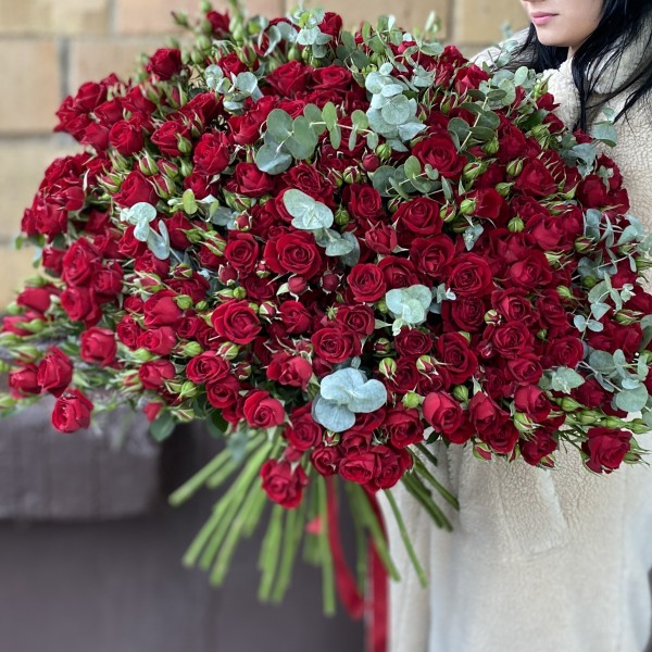 51 кустовая красная роза Рубикон с эвкалиптом