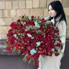 51 кустовая красная роза Рубикон с эвкалиптом