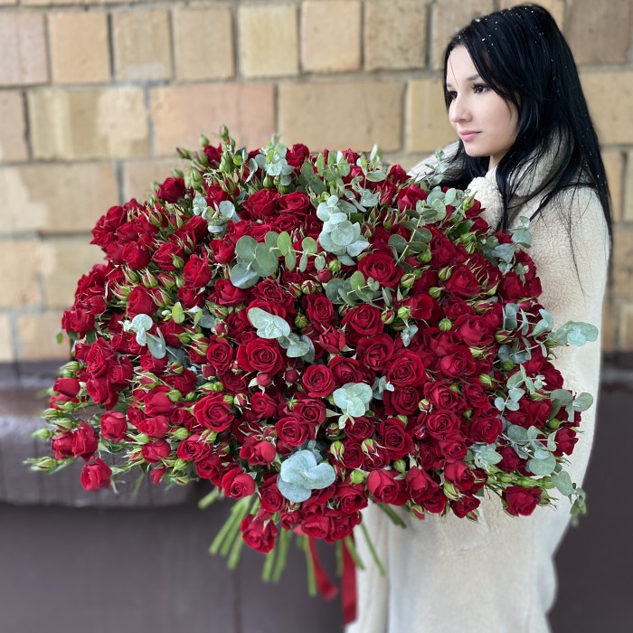 51 кустовая красная роза Рубикон с эвкалиптом