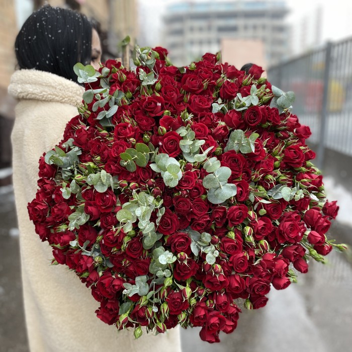 51 кустовая красная роза Рубикон с эвкалиптом