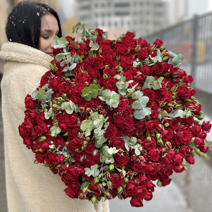 51 кустовая красная роза Рубикон с эвкалиптом