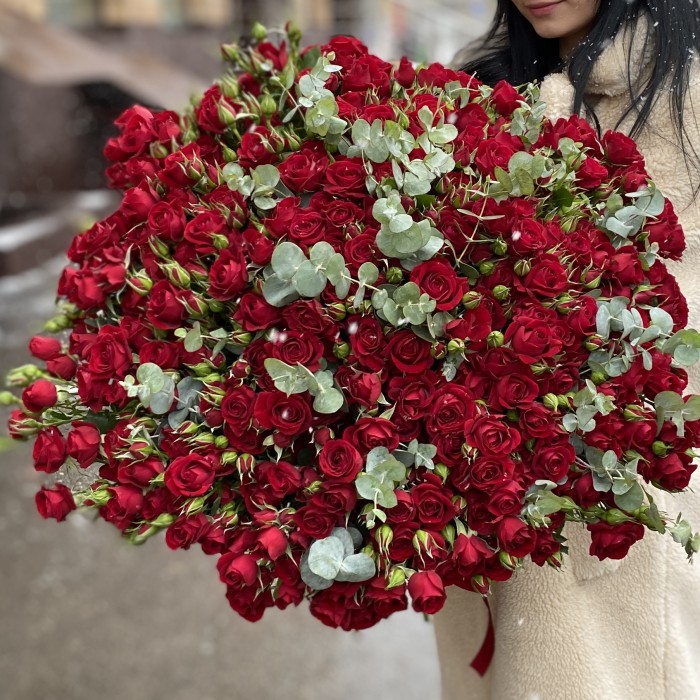 51 кустовая красная роза Рубикон с эвкалиптом