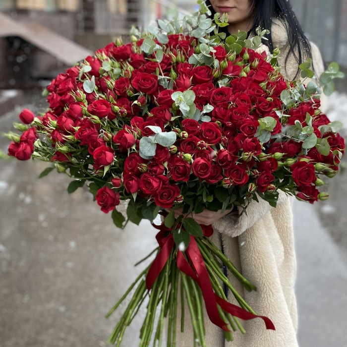 51 кустовая красная роза Рубикон с эвкалиптом