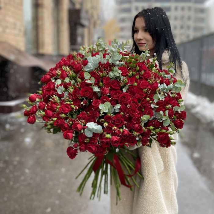 51 кустовая красная роза Рубикон с эвкалиптом