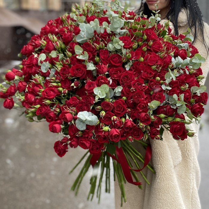 51 кустовая красная роза Рубикон с эвкалиптом