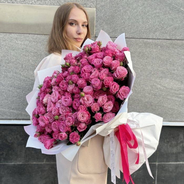 51 кустовая розовая роза Леди Бомбастик 60 см