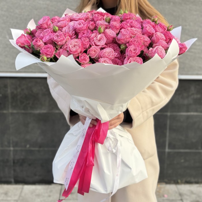 51 кустовая розовая роза Леди Бомбастик 60 см