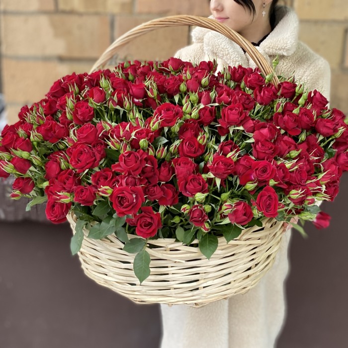 51 кустовая роза Рубикон в корзине