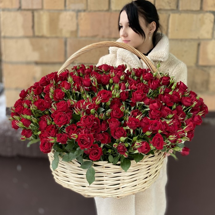 51 кустовая роза Рубикон в корзине