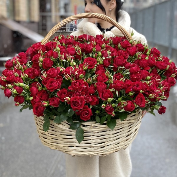 51 кустовая роза Рубикон в корзине