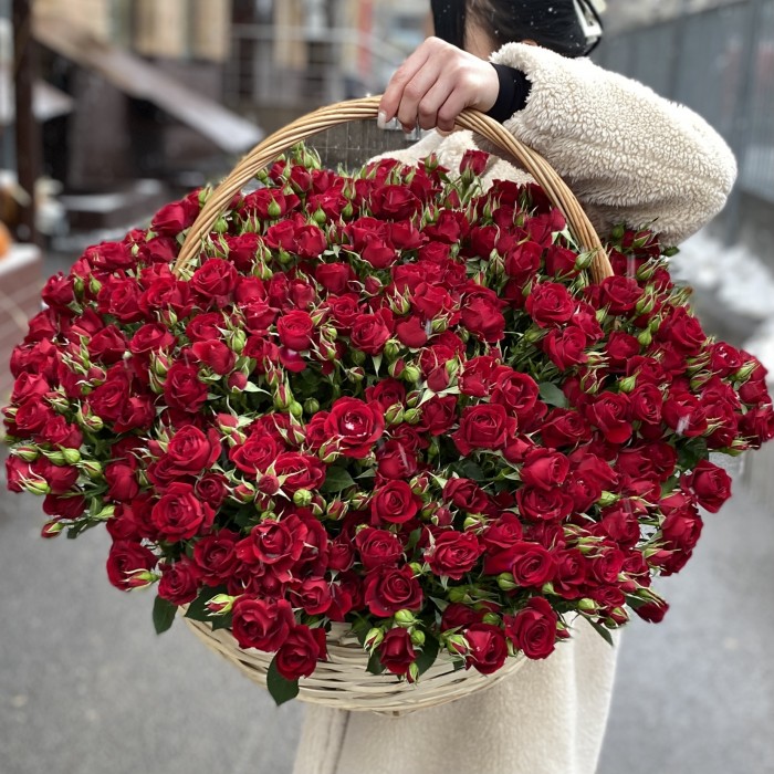 51 кустовая роза Рубикон в корзине