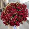 51 кустовая роза Рубикон в корзине