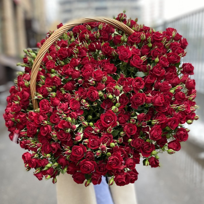 51 кустовая роза Рубикон в корзине