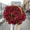 51 кустовая роза Рубикон в корзине