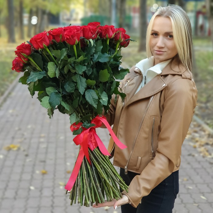 75 красных роз Эксплорер 70 см