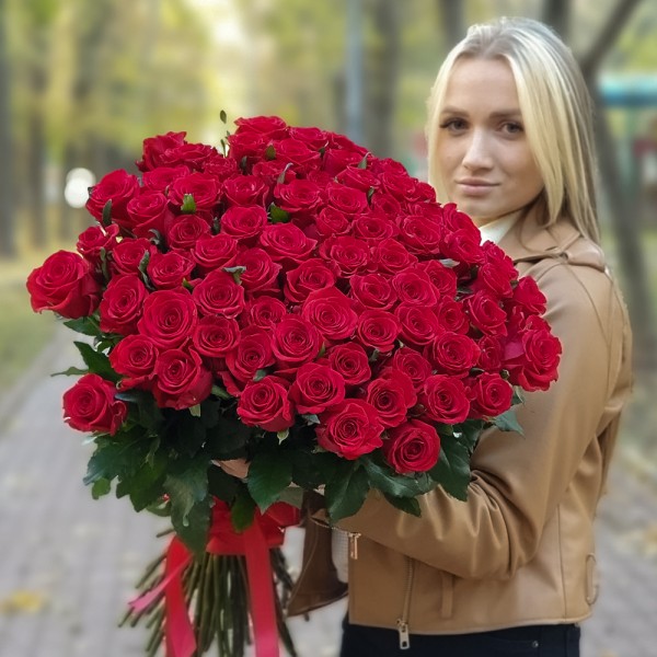 75 красных роз Эксплорер 70 см