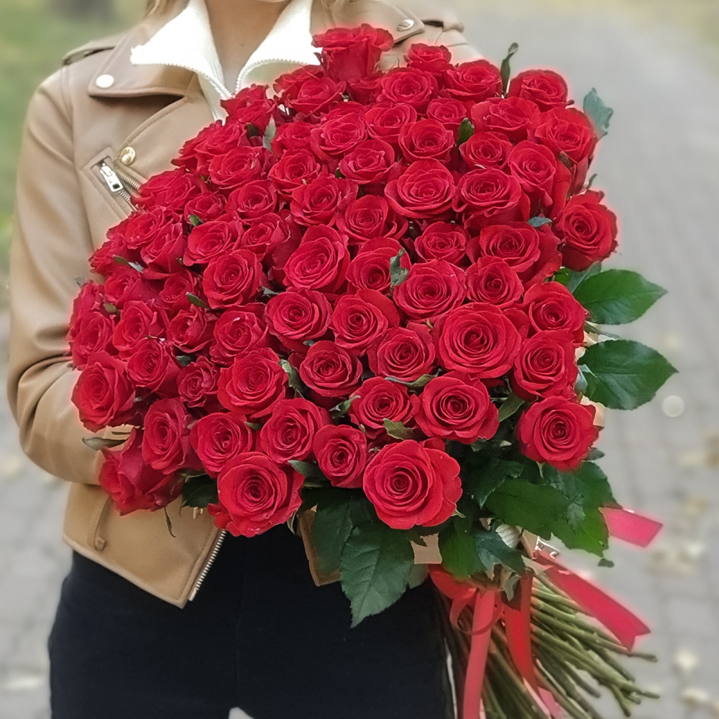 Букет роскошных красных роз в подарок на День Матери