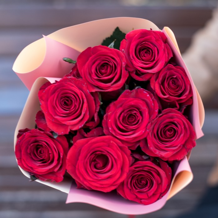 9 красных роз Эксплорер 70 см