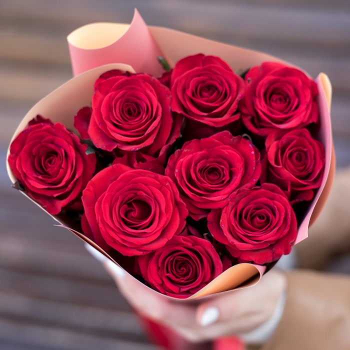 9 красных роз Эксплорер 70 см