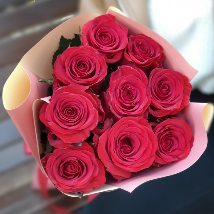 9 красных роз Эксплорер 70 см