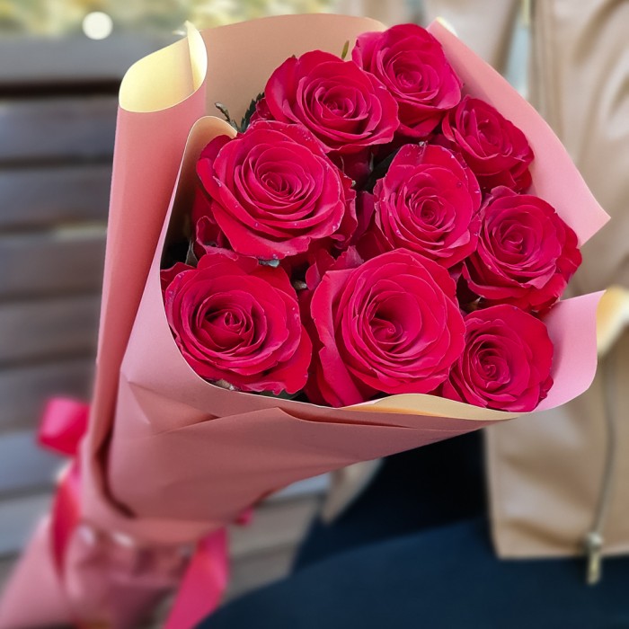 9 красных роз Эксплорер 70 см