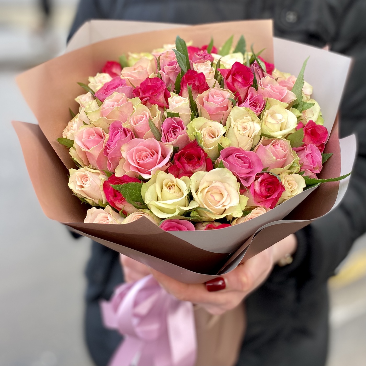Букет разноцветных роз не дороже 3000 руб на 14 февраля